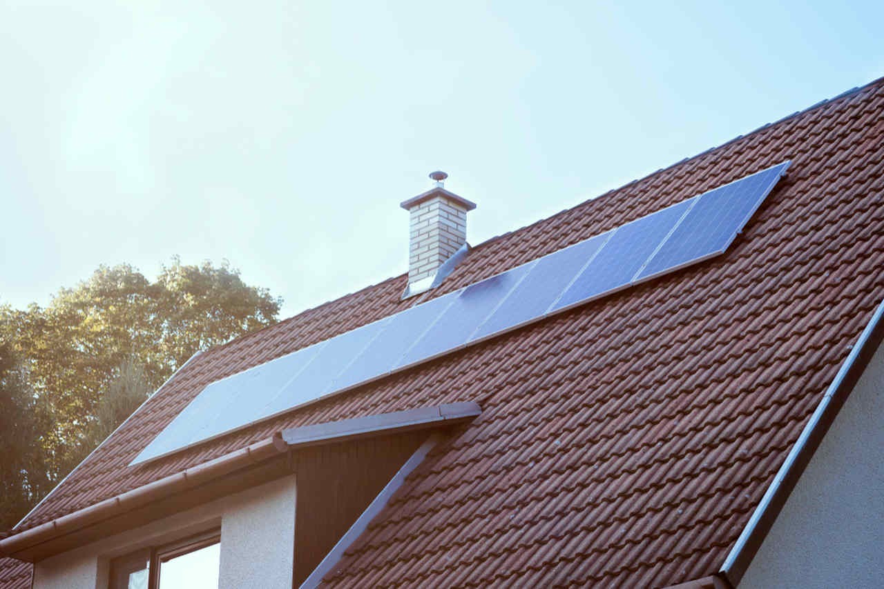 prefabrik evin çatısında güneş paneli