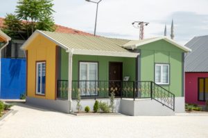 yeşil prefabrik ev
