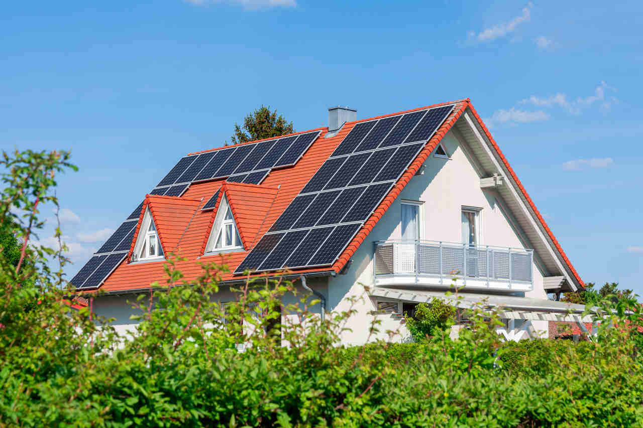sürdürülebilir mimari örneği villa çatısında bulunan güneş panelleri