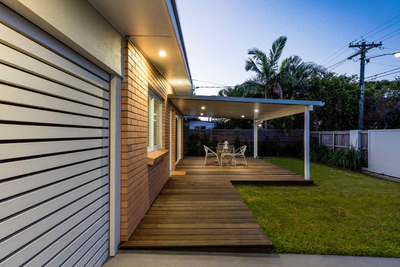 verandalı ve garajlı bir ev