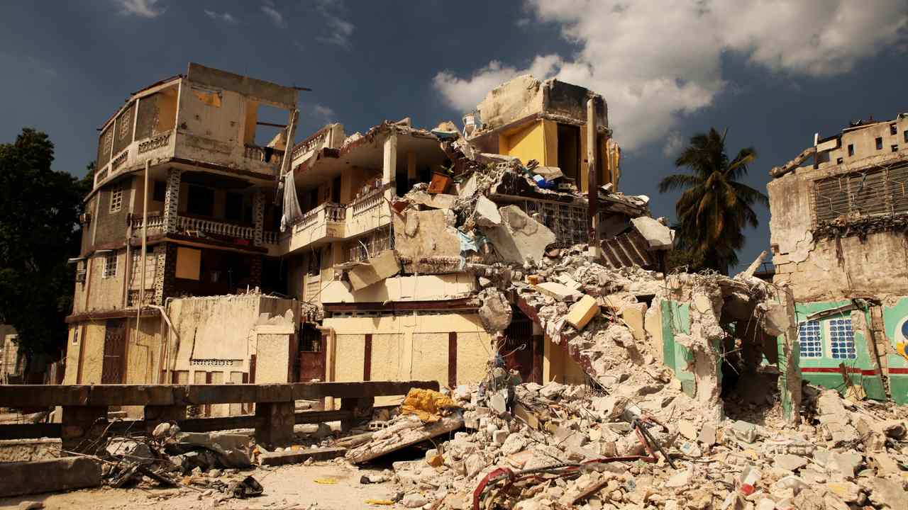 depremde yikilmis bina